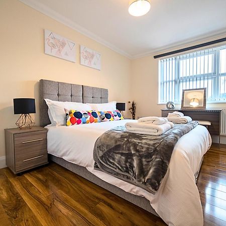 Heathrow Rare Find 2 Bedroom Plus 2 Bathroom Flat - Sleeps 6- Free Parking- Close To Heathrow Terminals-Quiet Development Stanwell Buitenkant foto