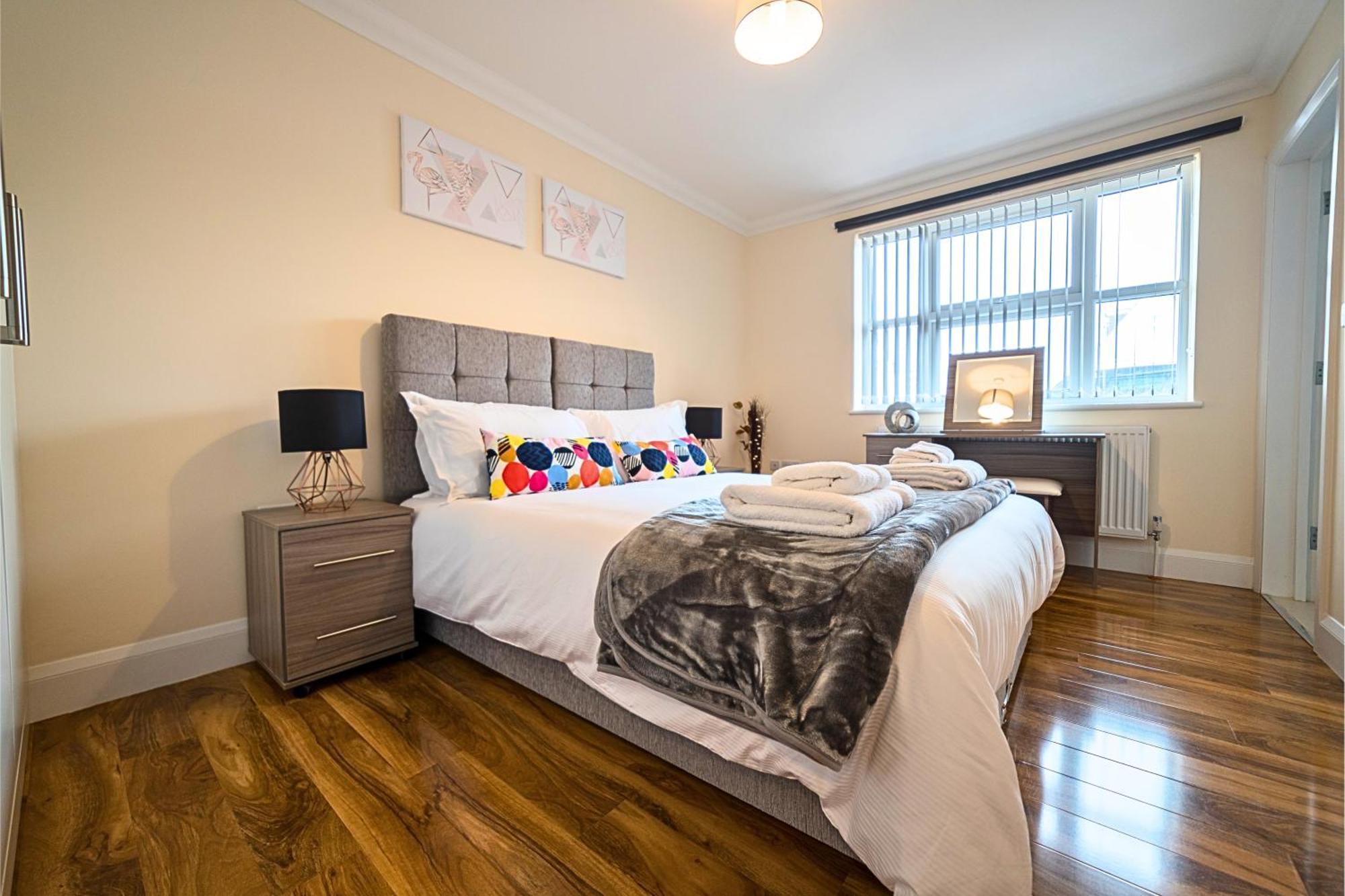 Heathrow Rare Find 2 Bedroom Plus 2 Bathroom Flat - Sleeps 6- Free Parking- Close To Heathrow Terminals-Quiet Development Stanwell Buitenkant foto