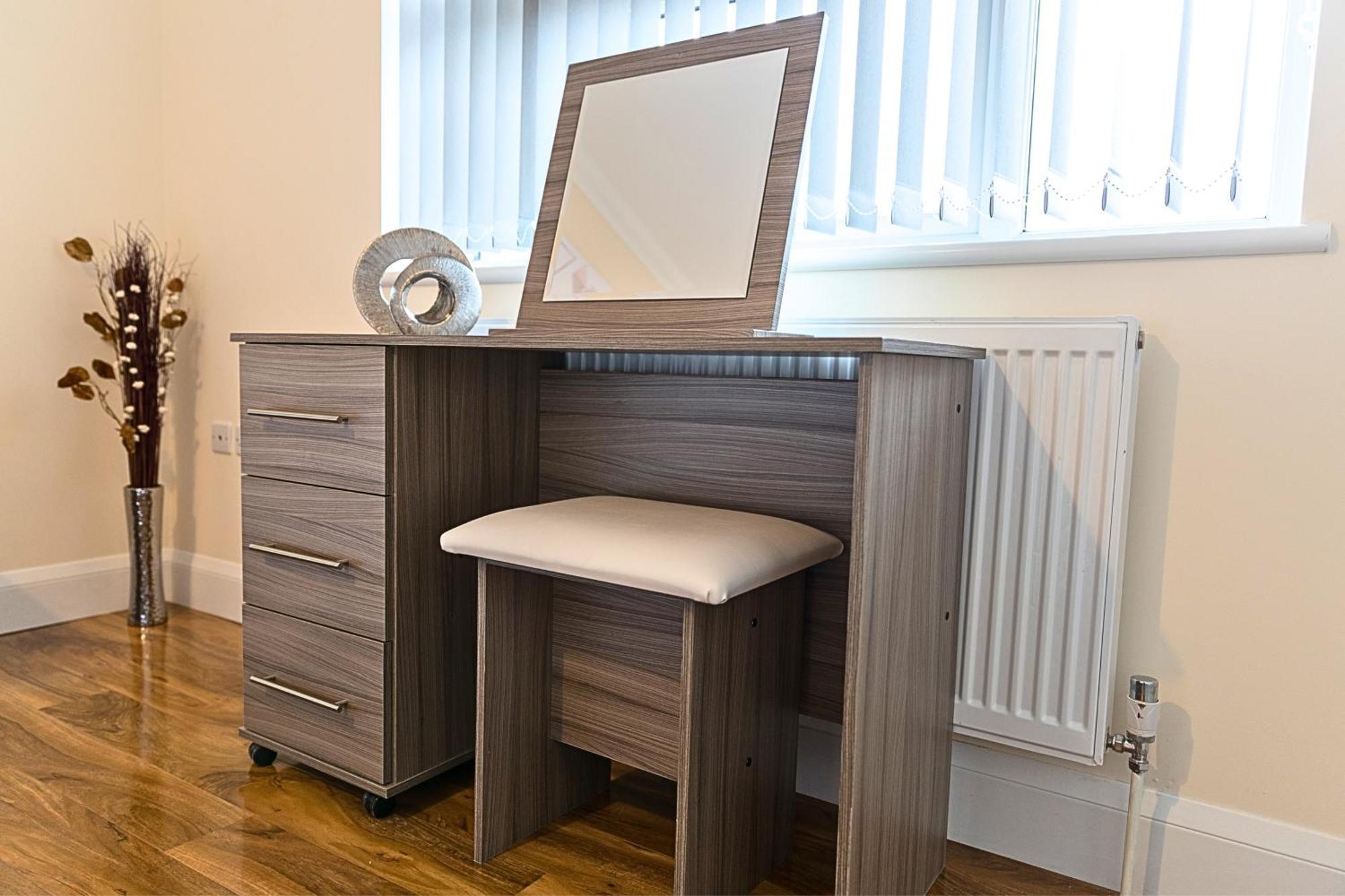 Heathrow Rare Find 2 Bedroom Plus 2 Bathroom Flat - Sleeps 6- Free Parking- Close To Heathrow Terminals-Quiet Development Stanwell Buitenkant foto