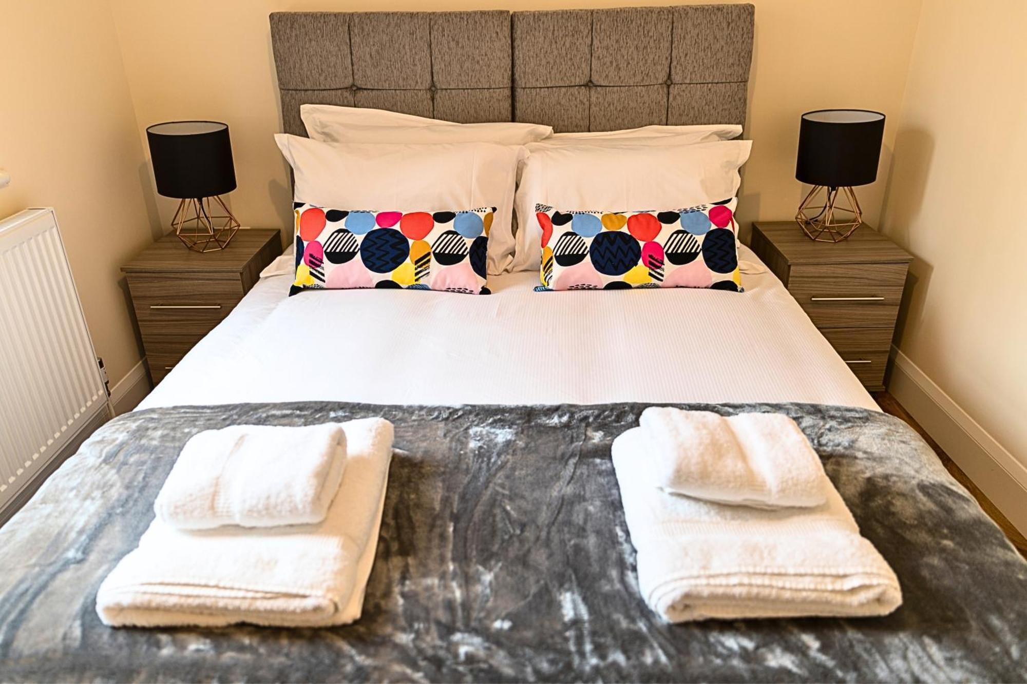 Heathrow Rare Find 2 Bedroom Plus 2 Bathroom Flat - Sleeps 6- Free Parking- Close To Heathrow Terminals-Quiet Development Stanwell Buitenkant foto