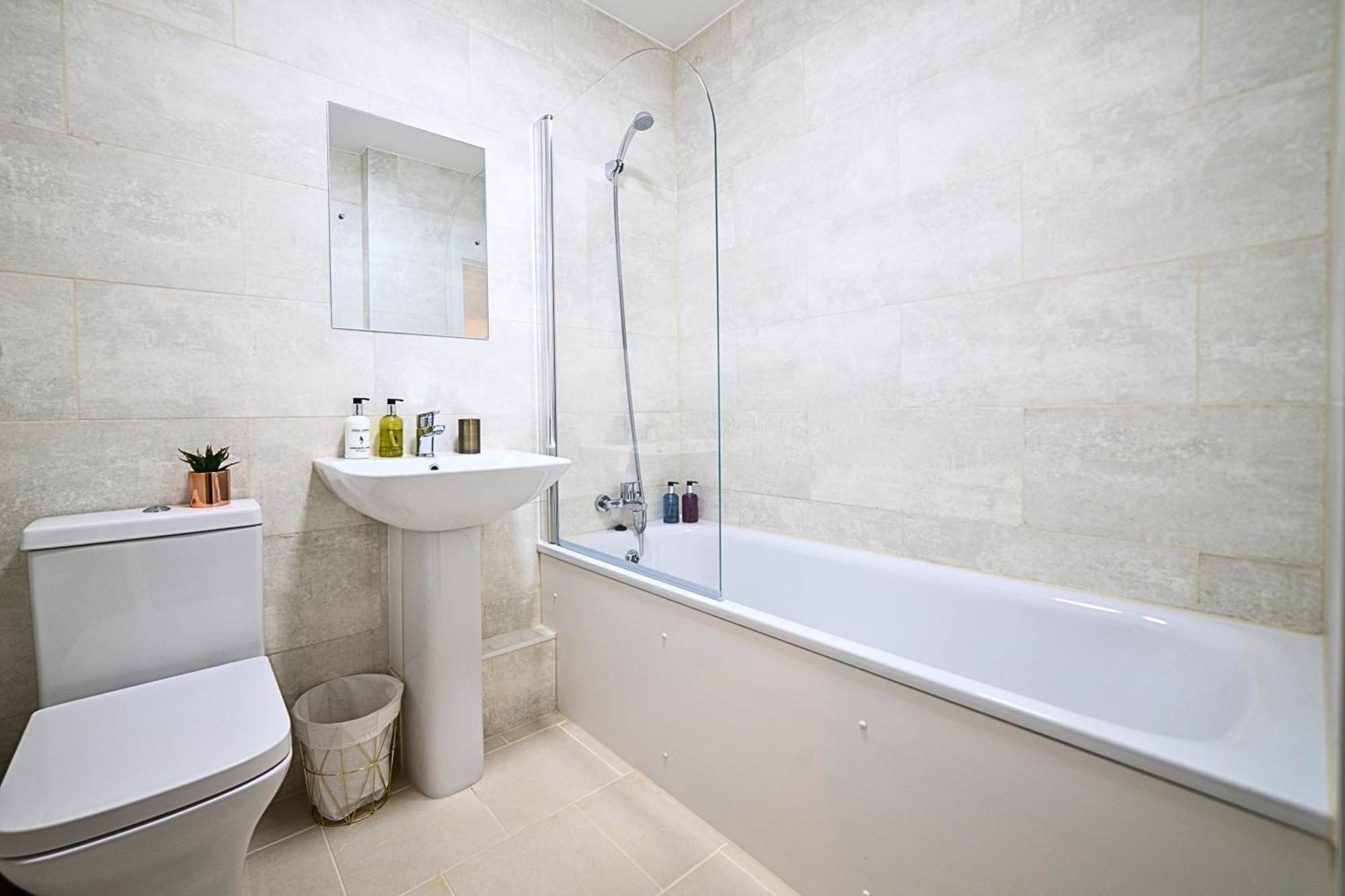 Heathrow Rare Find 2 Bedroom Plus 2 Bathroom Flat - Sleeps 6- Free Parking- Close To Heathrow Terminals-Quiet Development Stanwell Buitenkant foto