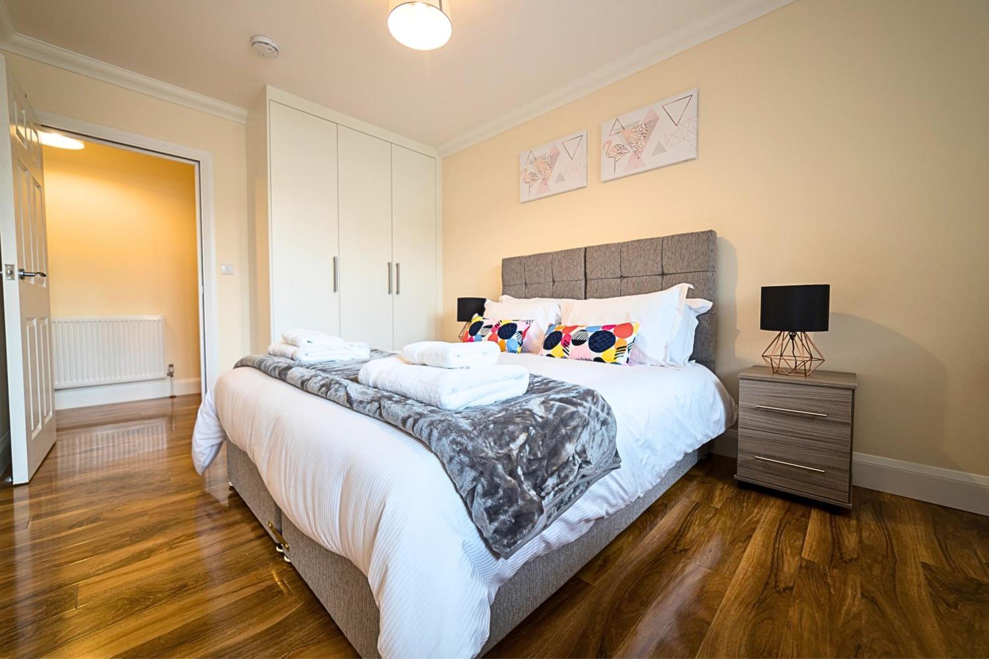 Heathrow Rare Find 2 Bedroom Plus 2 Bathroom Flat - Sleeps 6- Free Parking- Close To Heathrow Terminals-Quiet Development Stanwell Buitenkant foto