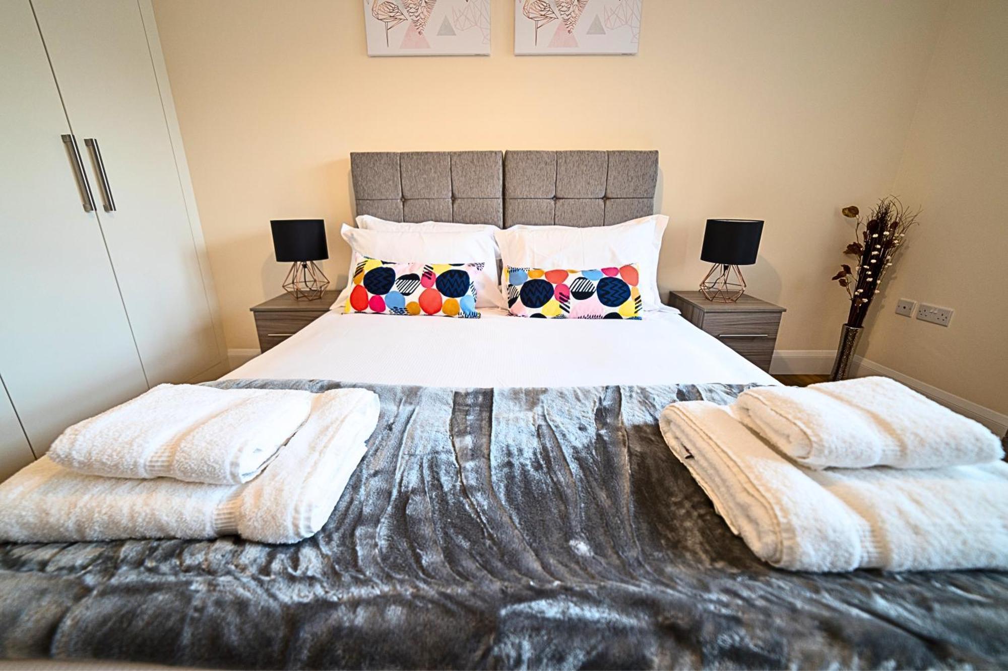 Heathrow Rare Find 2 Bedroom Plus 2 Bathroom Flat - Sleeps 6- Free Parking- Close To Heathrow Terminals-Quiet Development Stanwell Buitenkant foto