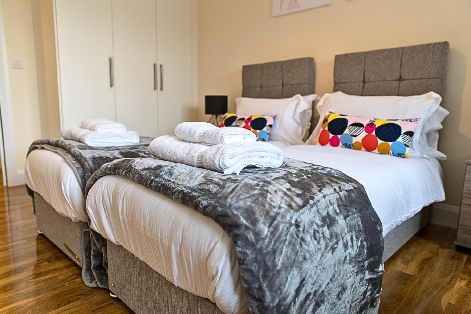 Heathrow Rare Find 2 Bedroom Plus 2 Bathroom Flat - Sleeps 6- Free Parking- Close To Heathrow Terminals-Quiet Development Stanwell Buitenkant foto