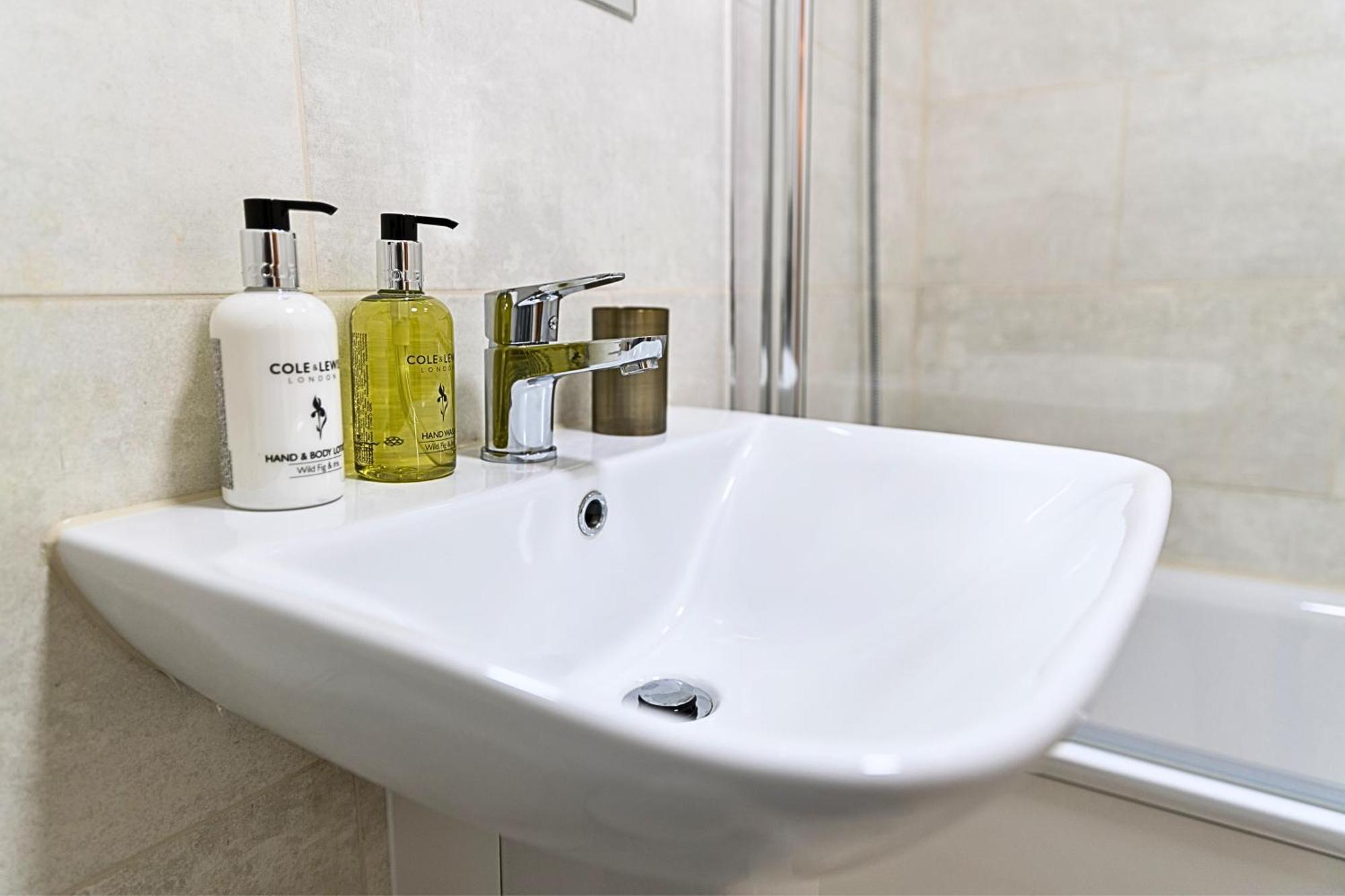 Heathrow Rare Find 2 Bedroom Plus 2 Bathroom Flat - Sleeps 6- Free Parking- Close To Heathrow Terminals-Quiet Development Stanwell Buitenkant foto