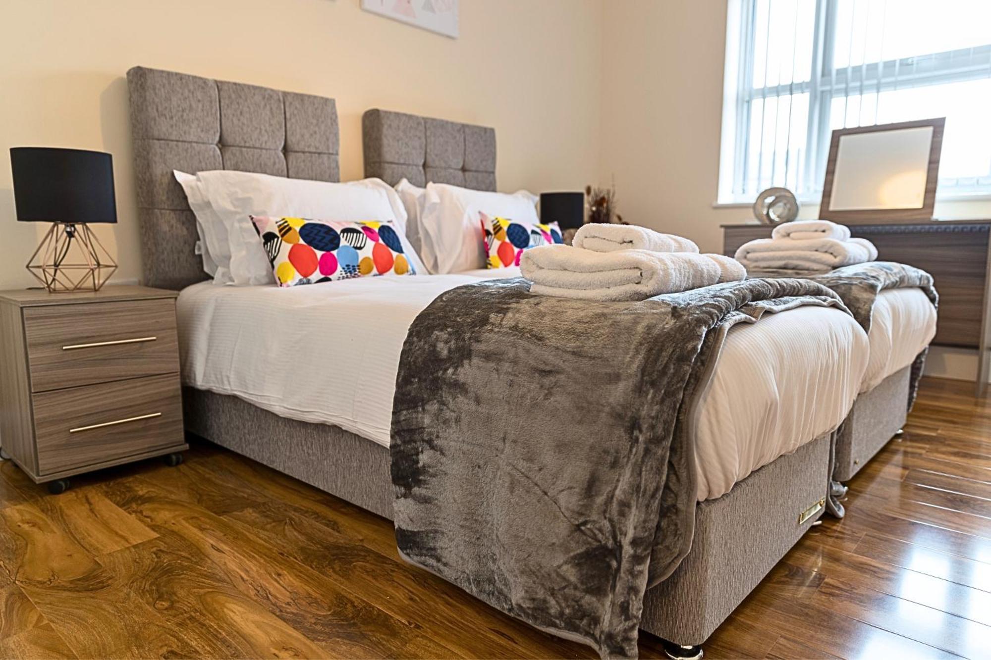 Heathrow Rare Find 2 Bedroom Plus 2 Bathroom Flat - Sleeps 6- Free Parking- Close To Heathrow Terminals-Quiet Development Stanwell Buitenkant foto