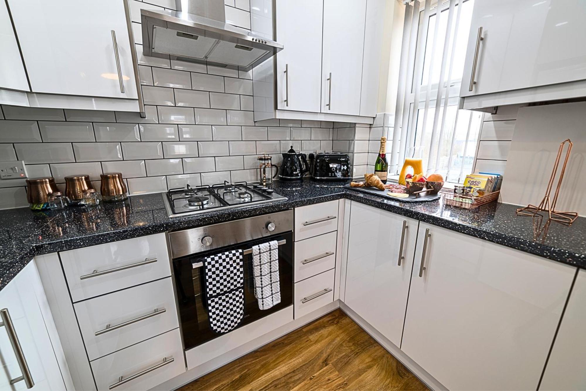 Heathrow Rare Find 2 Bedroom Plus 2 Bathroom Flat - Sleeps 6- Free Parking- Close To Heathrow Terminals-Quiet Development Stanwell Buitenkant foto