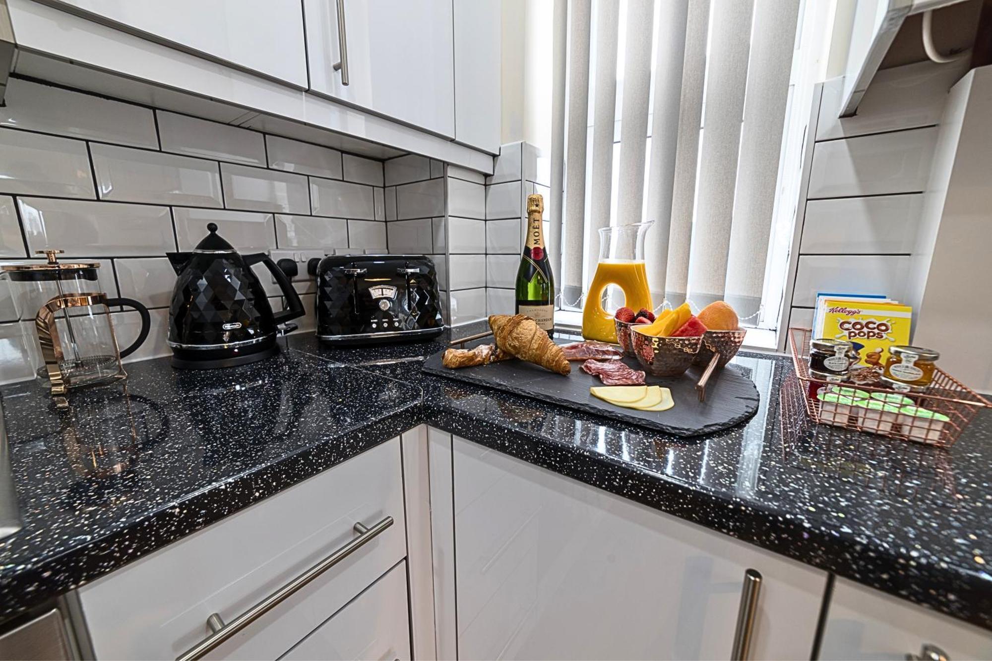 Heathrow Rare Find 2 Bedroom Plus 2 Bathroom Flat - Sleeps 6- Free Parking- Close To Heathrow Terminals-Quiet Development Stanwell Buitenkant foto