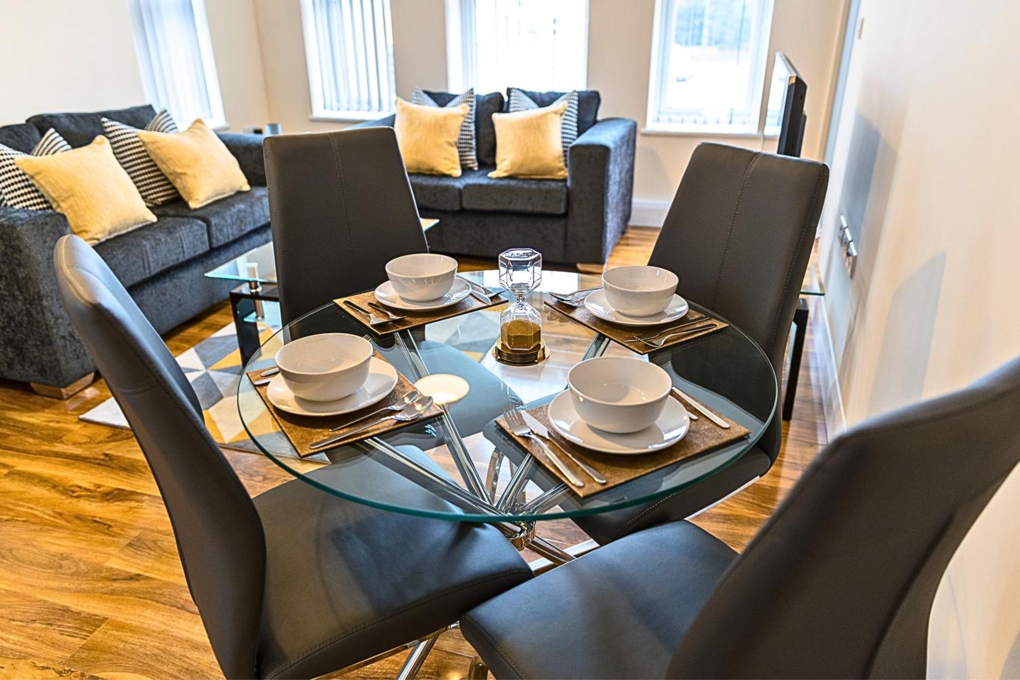 Heathrow Rare Find 2 Bedroom Plus 2 Bathroom Flat - Sleeps 6- Free Parking- Close To Heathrow Terminals-Quiet Development Stanwell Buitenkant foto