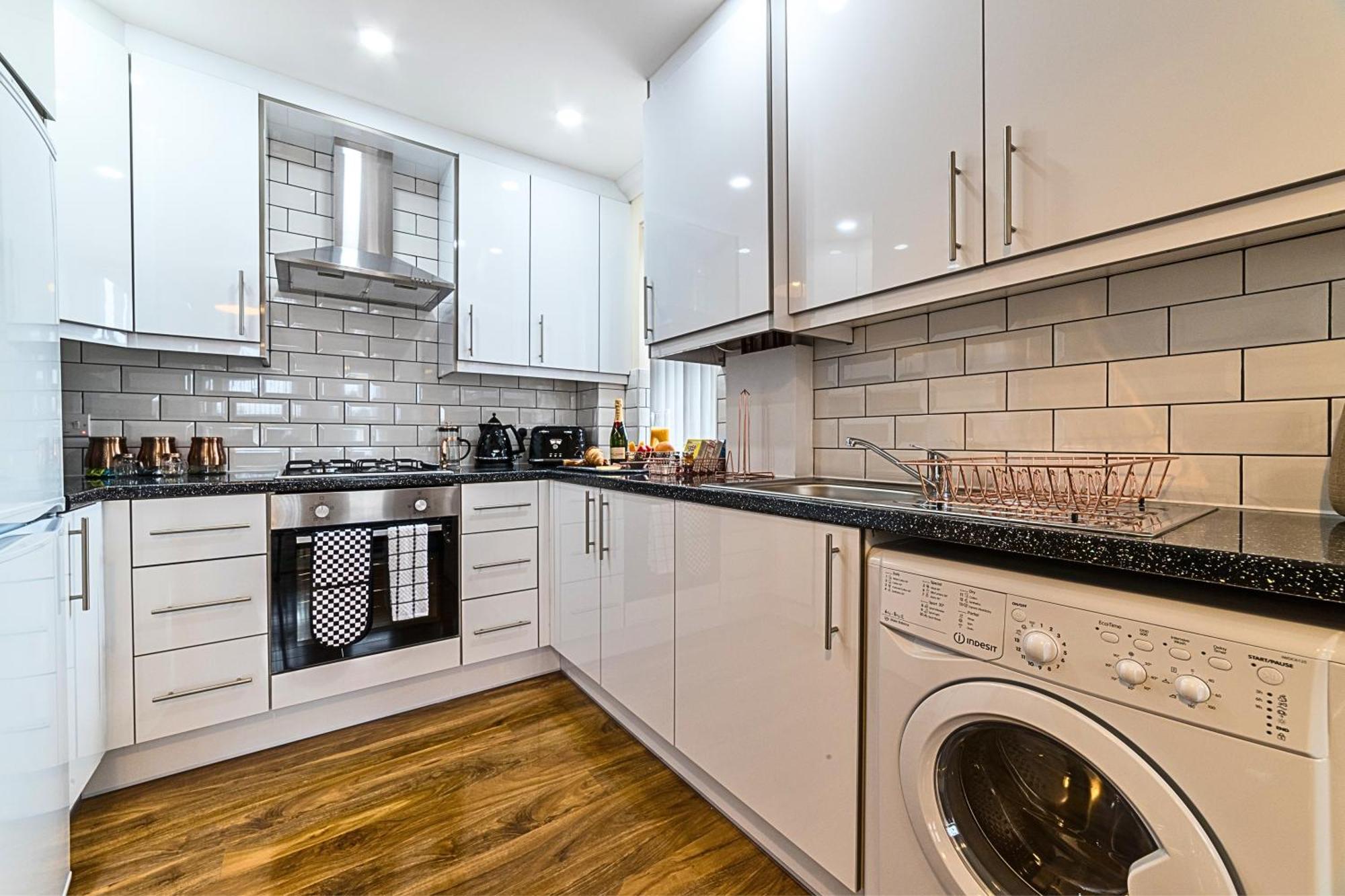 Heathrow Rare Find 2 Bedroom Plus 2 Bathroom Flat - Sleeps 6- Free Parking- Close To Heathrow Terminals-Quiet Development Stanwell Buitenkant foto